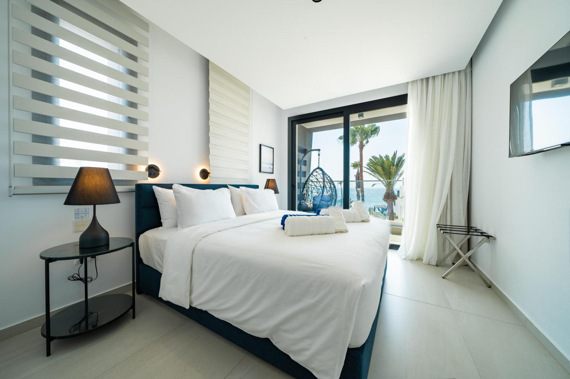 Waterside Sea View Apartments Paphos Bagian luar foto