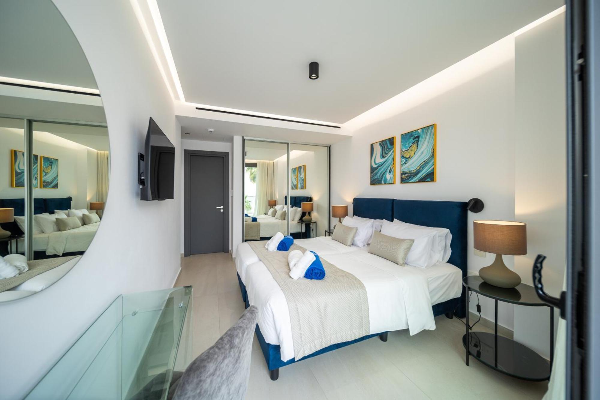 Waterside Sea View Apartments Paphos Bagian luar foto