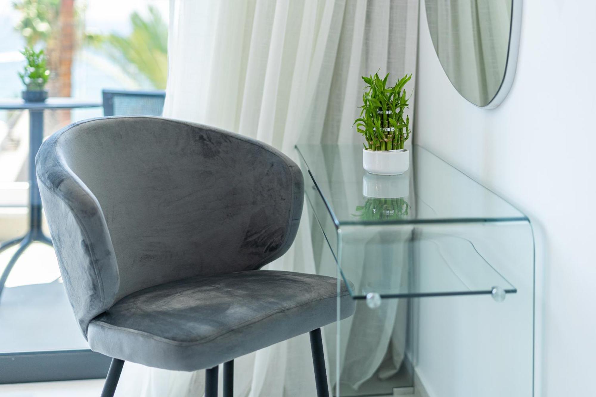 Waterside Sea View Apartments Paphos Bagian luar foto